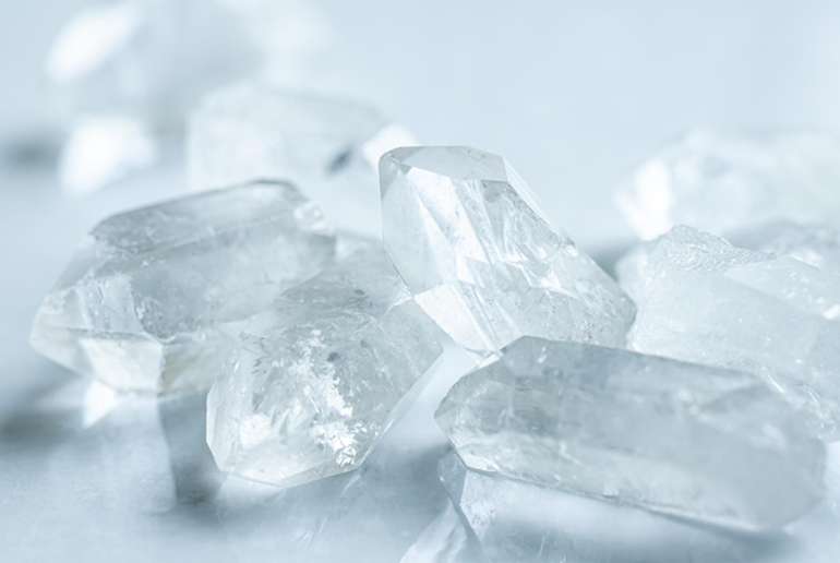 ①クリスタルクォーツ（Rock Crystal）